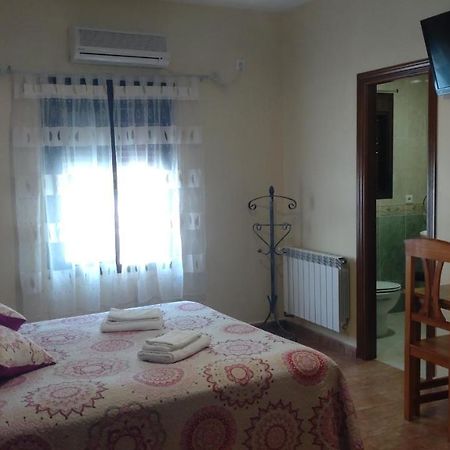 Hostal La Encina El Real de la Jara Esterno foto