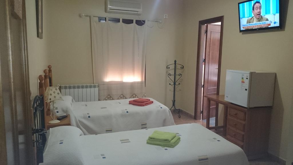 Hostal La Encina El Real de la Jara Esterno foto