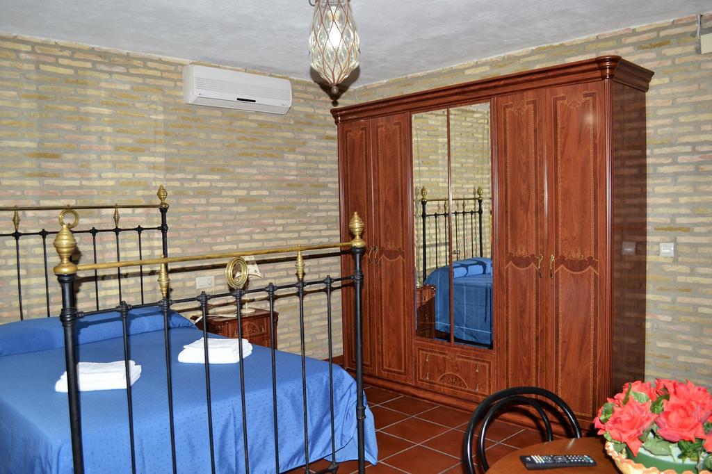 Hostal La Encina El Real de la Jara Esterno foto