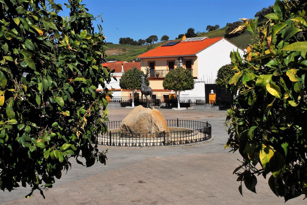 Hostal La Encina El Real de la Jara Esterno foto