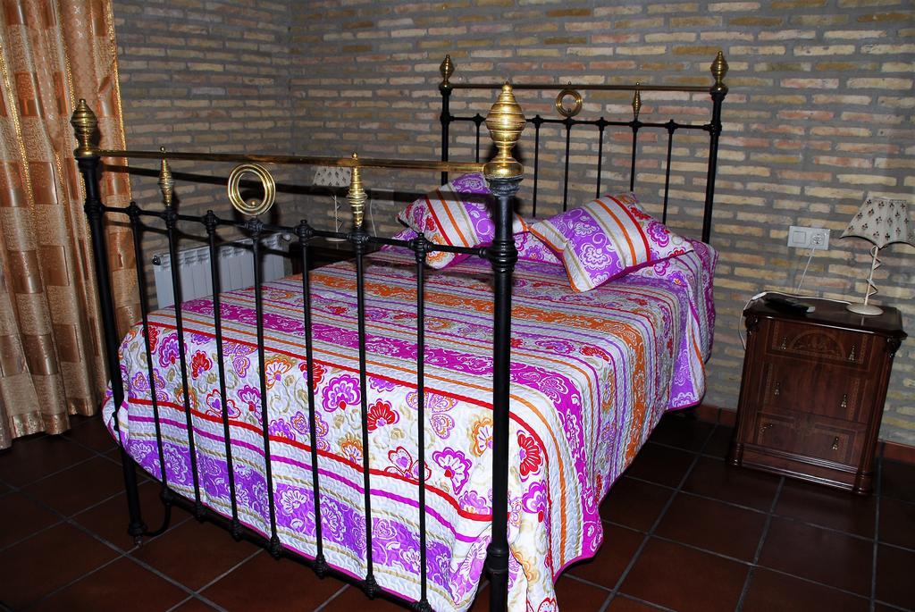 Hostal La Encina El Real de la Jara Esterno foto